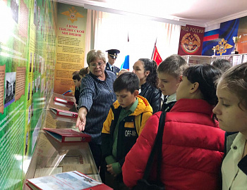 Полицейские Тбилисского района провели экскурсию для школьников по отделу полиции Тбилисского района