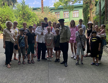 В Сочи для детей и семей, нуждающихся в особой заботе государства, организована экскурсия в дом-музей «Дача Сталина»