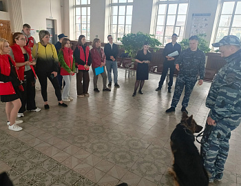 Несовершеннолетним Кавказского района проведена экскурсия на железнодорожный вокзал
