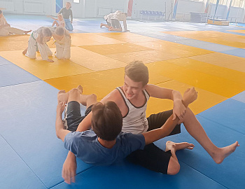Для несовершеннолетних Кавказского района проведен мастер-класс по самбо