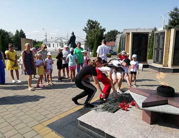 По приглашению главы Новопокровского района ребята Гулькевичского района приняли участие в мероприятии «День Урожая»