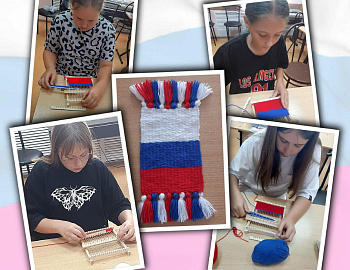 В Темрюкском районе участницы из ансамбля «Карамельки» приняли участие во Всероссийском онлайн-флешмобе Музея Победы «Цвета российского флага»