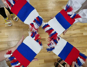 В Темрюкском районе участницы из ансамбля «Карамельки» приняли участие во Всероссийском онлайн-флешмобе Музея Победы «Цвета российского флага»