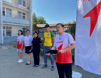 В Ейском районе сотрудники полиции вместе с активистами «Движения Первых» провели спортивную разминку