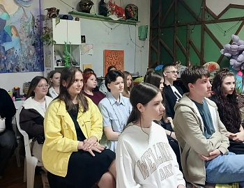 С молодежью Гулькевичского района проведена беседа в рамках детского месячника «Уступи дорогу поездам!»