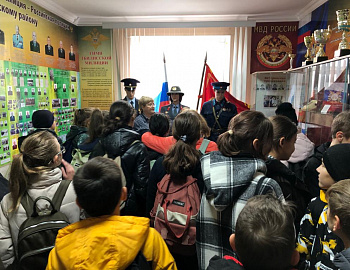 Полицейские Тбилисского района провели экскурсию для школьников по отделу полиции Тбилисского района