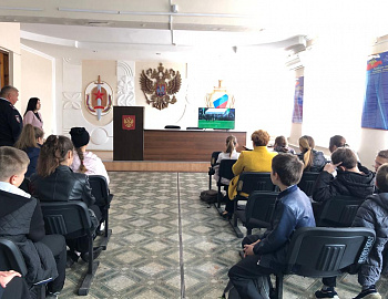 Полицейские Тбилисского района провели экскурсию для школьников по отделу полиции Тбилисского района