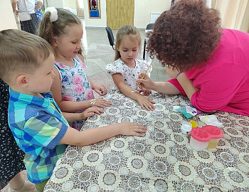 В Калининском районе дети, состоящие на различных видах учета, приняли участие в мероприятиях, посвященных Дню Семьи, Любви и Верности