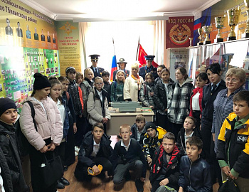 Полицейские Тбилисского района провели экскурсию для школьников по отделу полиции Тбилисского района