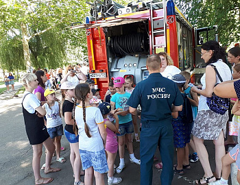 Акция "Здравствуй, лето красное!" в Тихорецком районе