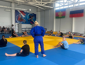 Для несовершеннолетних Кавказского района проведен мастер-класс по самбо