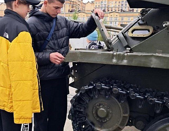 Школьники Гулькевичского района посетили выставку трофейного вооружения НАТО «Сила V правде – гордость и победа»