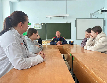 Для несовершеннолетних Тбилисского района организована встреча с сотрудником пожарной части № 20